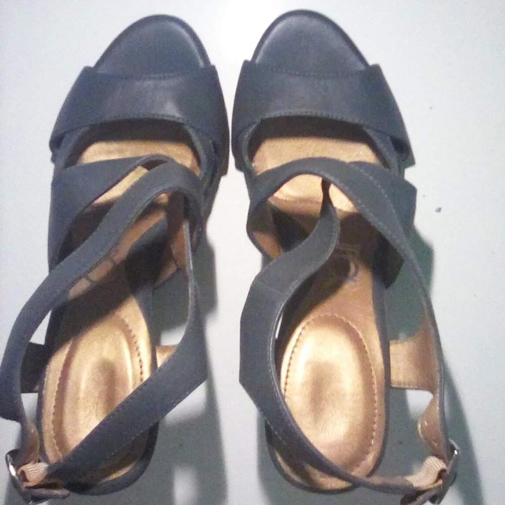 YOU by Crocs gray heels